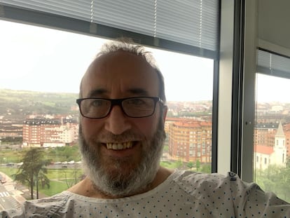El alcalde de Yernes y Tameza, Manolo Fernández Tamargo, en su habitación de hospital de Oviedo.