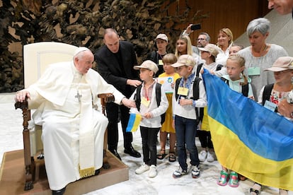 Fieles ucranios son recibidos en audiencia general por el papa Francisco en el Día de la Independencia de Ucrania, este miércoles en Ciudad del Vaticano.