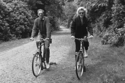 Arthur Miller y Marilyn Monroe, que estuvieron casados durante cinco años a finales de los 50, paseban así por el londinense Windsor Park el mismo año que se dieron el 'sí, quiero'.