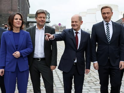 Los colíderes de Los Verdes, Annalena Baerbock y Robert Habeck, el próximo canciller, el socialdemócrata Olaf Scholz, y Christian Lindner, de los liberales.