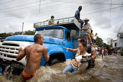 'Transbordamento do rio' (2007), Camagüey, é a imagem de capa do livro de Mellado