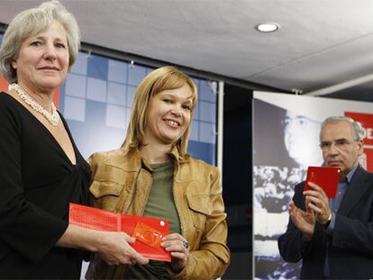 La secretaria de organización del PSOE, Leire Pajín, entrega el carné a Carmen Negrín, nieta del último jefe de Gobierno de la República.