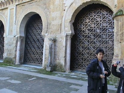 Turistas ante las celosías de Rafael de La-Hoz en la Mezquita de Córdoba.