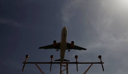 Un avión de Vueling se dispone a aterrizar en el Aeropuerto de Barcelona-El Prat.