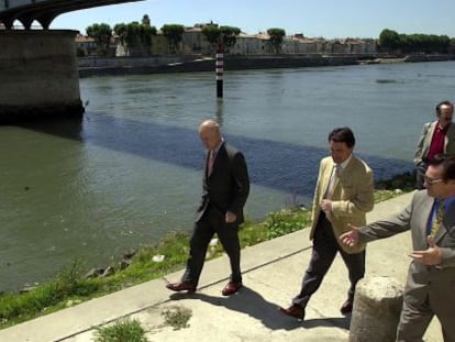 Artur Mas y Josep Antoni Duran Lleida durante una visita en 2002 a Arlés, Francia, en apoyo al trasvase del río Ródano.