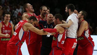 Djordjevic celebra el pase a la final con sus jugadores