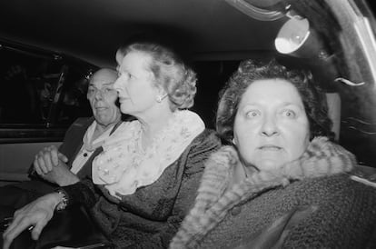 Imagen tomada el 12 de octubre de 1984, cuando la primera ministra Margaret Thatcher, en el centro, viaja en un coche tras el atentado en el Grand Hotel de Brighton perpetrado por IRA, junto a su esposo Denis y su ayudante Cynthia Crawford. 