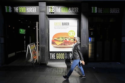 Una mujer pasa frente a la entrada de The Good Burger en Gran Vía.