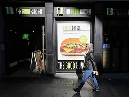Una mujer pasa frente a la entrada de The Good Burger en Gran Vía.