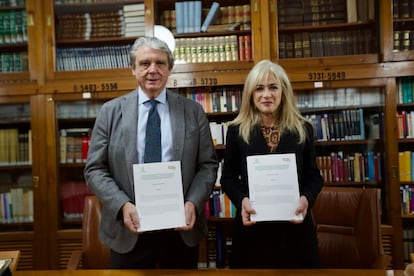 La consejera andaluza de Desarrollo Educativo, Patricia del Pozo, junto con el presidente de la Fundación Villacisneros, Íñigo Gómez-Pineda, tras la firma del acuerdo para dar charlas sobre el terrorismo de ETA a alumnos. / @EducaAnd