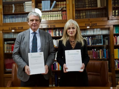 La consejera andaluza de Desarrollo Educativo, Patricia del Pozo, junto con el presidente de la Fundación Villacisneros, Íñigo Gómez-Pineda, tras la firma del acuerdo para dar charlas sobre el terrorismo de ETA a alumnos. / @EducaAnd