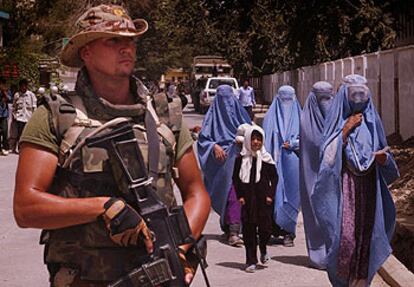 Un soldado español vigila a la entrada de un hospital infantil en Kabul.