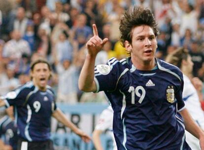 El verano del 2006 juega en Alemania su primer Mundial con Argentina. Consigue marcar un gol en el 6-0 ante Serbia y Montenegro y se convierte en el sexto jugador más joven en lograrlo en la Copa del Mundo. Argentina sería eliminada en cuartos de final ante Alemania.