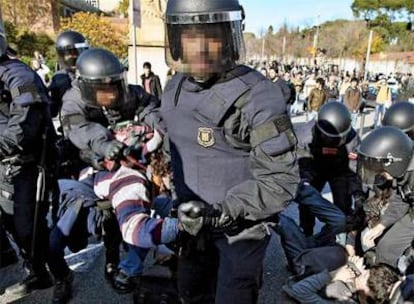 Agentes de los Mossos d&#39;Esquadra desalojan a estudiantes que habían cortado la avenida Diagonal.