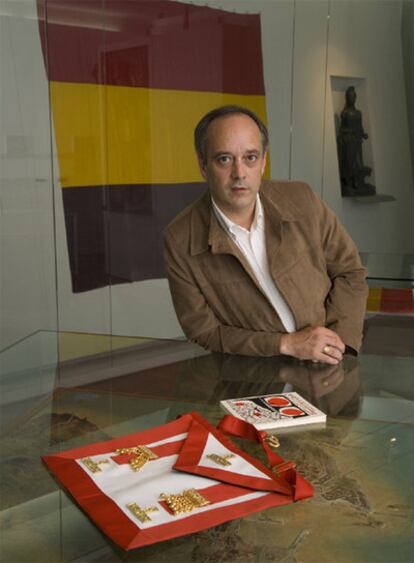 Carlos Pereira, en la casa museo de Casares Quiroga de A Coruña, con el mandil masón.