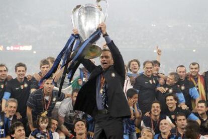 José Mourinho, entrenador del Inter, levanta la Copa de Europa rodeado por sus jugadores.