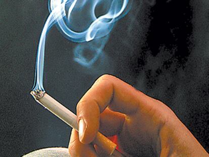 Una mujer fuma en el Día sin Tabaco de la OMS de 2004.