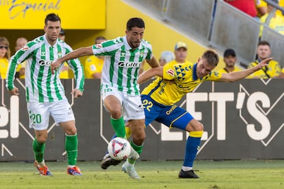 El centrocampista del Betis Pablo Fornals lucha con Sinkgraven, de la UD Las Palmas.