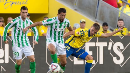 El centrocampista del Betis Pablo Fornals lucha con Sinkgraven, de la UD Las Palmas.