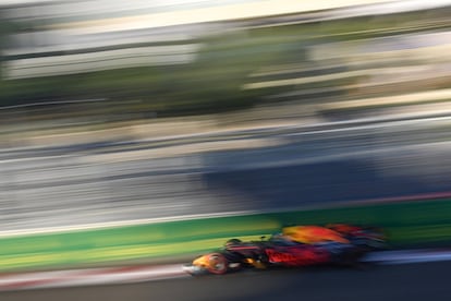 El piloto australiano Daniel Ricciardo circulo con su monoplaza de Red Bull.