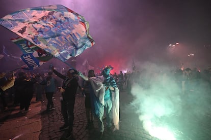 Aficionados del Nápoles celebran el título en las calles de la ciudad. 