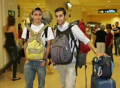 Miguel Angel López, derecha, y Eden Galván, a su llegada al aeropuerto de Málaga.