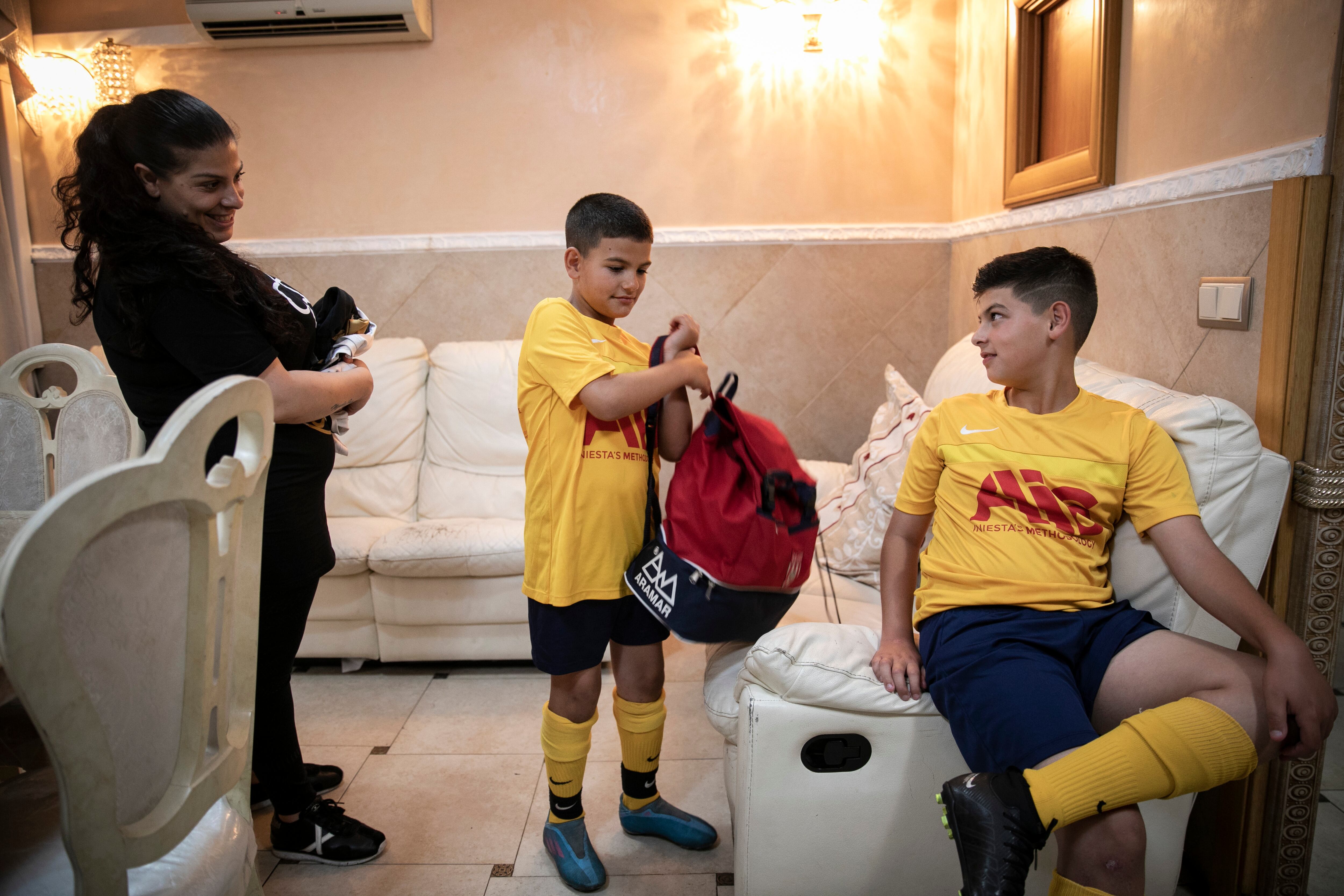  En la imagen José y Manuel, nietos de Toni Porto, fundador del Cf Tramontana, se preparan para ir al entreno 3 días antes del II Torneo CF Tramontana La Mina. 