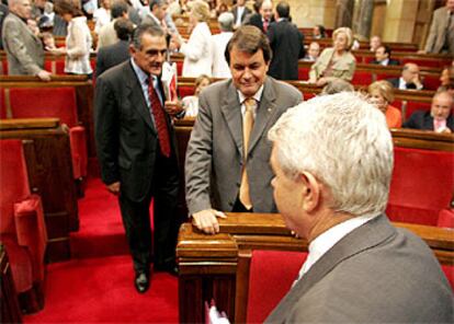 Pasqual Maragall (de espaldas), al término del debate de política general, frente a Artur Mas.