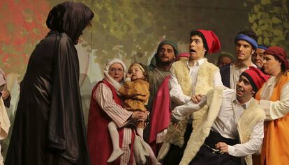 Rovelló i Luquet davant de Satanàs en un muntatge de La Tropa Teatre de Vilassar de Mar.