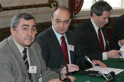 Los delegados serbios, Randjel Noikic (izquierda), Leon Kojen y Slobodan Samardzic, antes de comenzar la sesión.