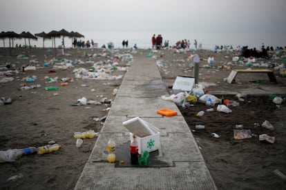 Aspecto de la playa de la Malagueta (Málaga) después de la celebración de la noche de San Juan.