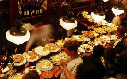 'Pintxos' en una taberna del barrio de Gros, en San Sebastián.