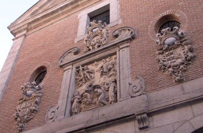 La iglesia conventual está decorada con un relieve tallado en piedra caliza.