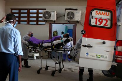 Paciente com suspeita de estar com covid-19 é atendido no Rio.