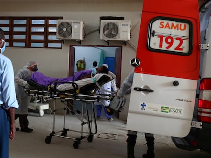 Paciente com suspeita de estar com covid-19 é atendido no Rio.