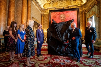 Carlos III revela su nuevo retrato en presencia, entre otros, del artista Jonathan Yeo y la reina Camila.