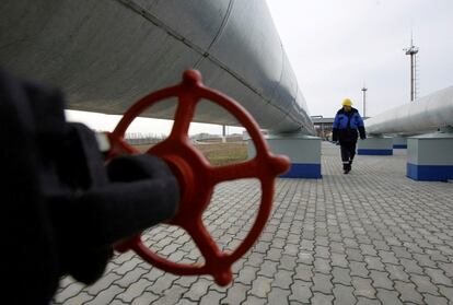 Un trabajador de Gazprom camina en las instalaciones de gas de Sudzha, cerca de la frontera con Ucrania.