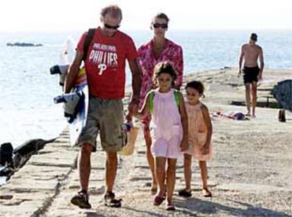 El príncipe Kyril de Bulgaria pasea, ayer, junto a su familia.