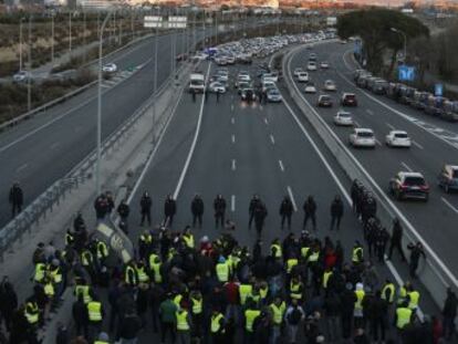 Los taxistas de Madrid y Barcelona mantienen un paro indefinido inspirado en la protesta de los chalecos amarillos franceses para presionar a las administraciones en la recta final de sus mandatos