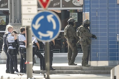 El secuestro se habría producido en una farmacia situada dentro de la estación, una de las mayores de Alemania. En la foto, agentes de la policía alemana vigilan la estación de tren. 