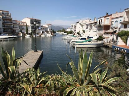 Viviendas con amarres en los canales de Empuriabrava (Girona).