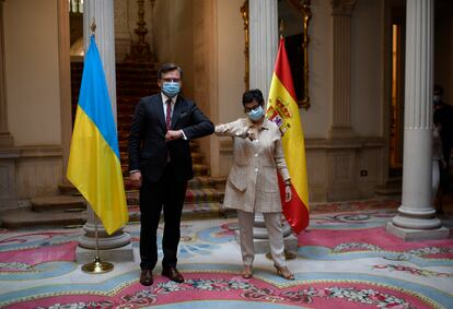 La ministra de Asuntos Exteriores, Unión Europea y Cooperación, Arancha González Laya, saluda con el codo a su homólogo de Ucrania, el ministro de Asuntos Exteriores Dmytró Kuleba en el Palacio de Viana, en Madrid.