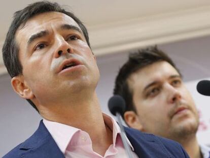 El candidato de UPYD a la presidencia del Gobierno, Andr&eacute;s Herzog (i), junto al secretario general del grupo parlamentario en el Congreso, Jorge Alexandre (d), durante la rueda de prensa que ha ofrecido para anunciar novedades en el &quot;caso Blesa&quot; y el &quot;caso Rato&quot;. EFE/Mariscal