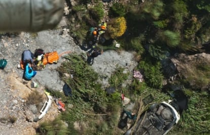 Imagen aérea del rescate de los ocupantes de un vehículo que se cayó por un barranco en la Alpujarra.