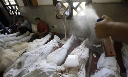Los cuerpos de algunos partidarios del depuesto presidente egipcio y de miembros de los hermanos musulmanes que han fallecido en los enfrentamientos contra la policía reposan en la mezquita de El Eyman en el Cairo. Los disturbios se han cobrado hasta el momento la vida de al menos 525 personas.