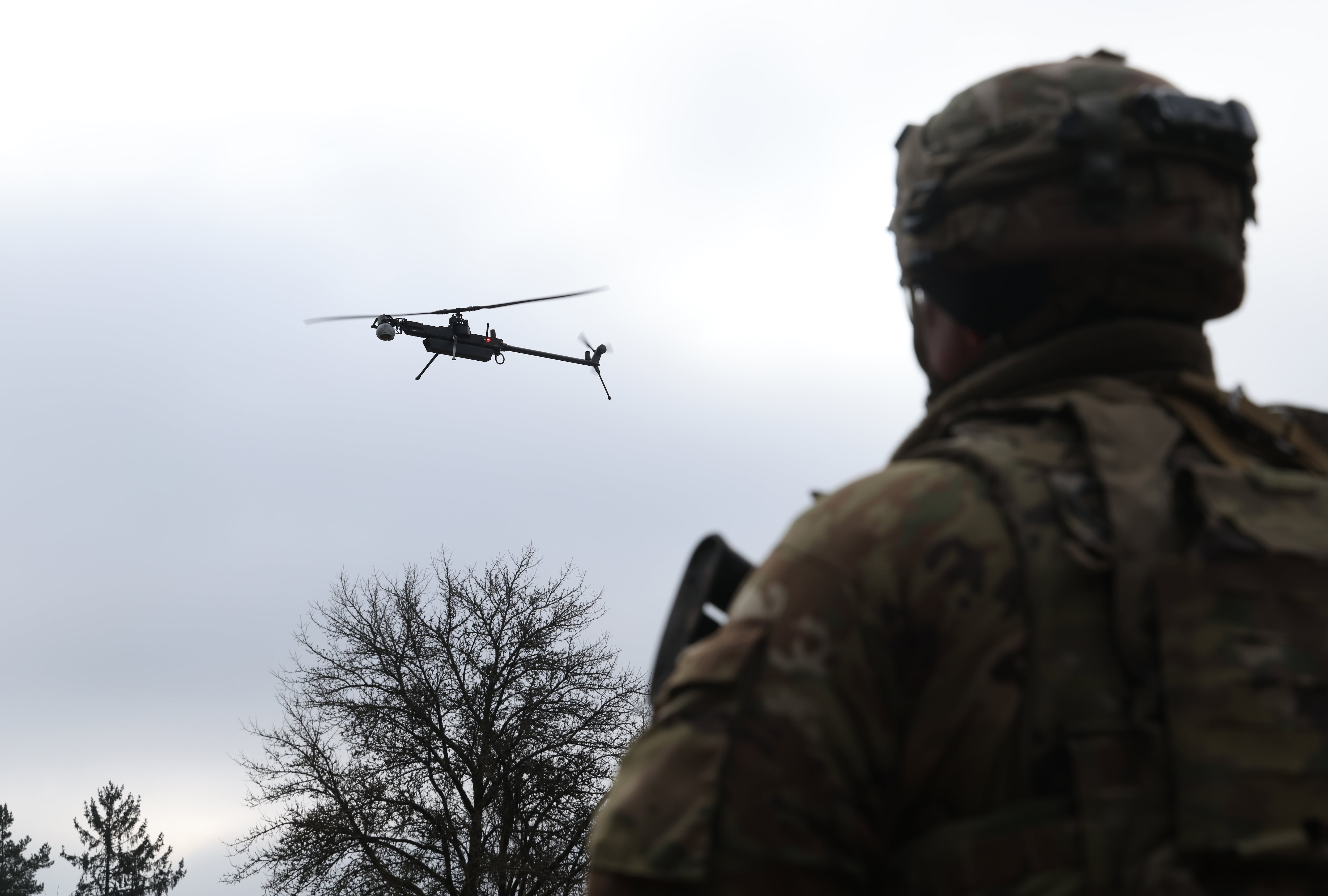 Soldado del Ejército de EE UU observa el aterrizaje de un dron en Baviera, el pasado 3 de febrero.