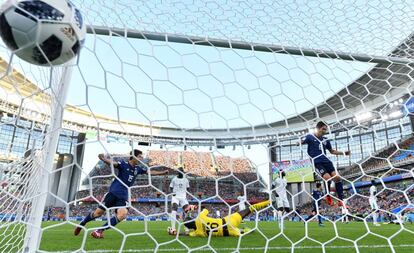 Inui celebra o gol de empate.