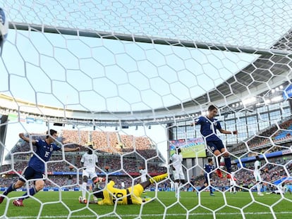 Inui celebra o gol de empate.