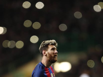 Messi, en un momento del partido, iluminado por las luces de los teléfonos móviles en el Celtic Park.