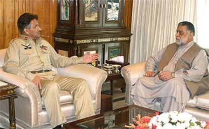 El presidente paquistaní, Musharraf, junto a su primer ministro, Jamali, en una reunión celebrada el miércoles.